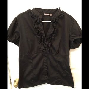 🦚 Women’s black top.